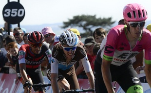 Romain Bardet a perdu du temps sur les favoris du Tour de France jeudi dans l'étape menant à Mûr-de-Bretagne.