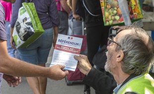 Lors d'un événement pour motiver la population à signer la pétition référendaire. (archives)