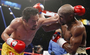 L'Américain (à droite) avait battu le 2 mai Manny Pacquiao aux points dans un combat décevant. (AP Photo/John Locher, File)/TOK403/634826236013/MAY 2, 2015 FILE PHOTO/1505100655