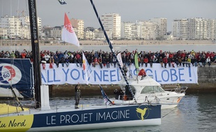 Thomas Ruyant et le bateau du Souffle du Nord lors du départ du Vendée Globe 2016