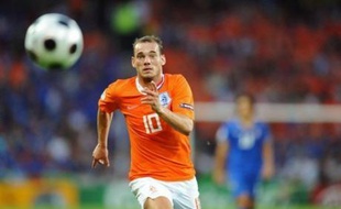 L'Italie, championne du monde en titre, a été largement battue par les Pays-Bas (3-0) dès son entrée dans l'Euro-2008 lundi à Berne, alors que la France a été accrochée par la Roumanie (0-0) à Zurich.