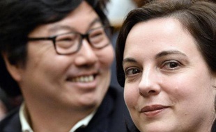 Le sénateur français EELV Jean-Vincent Placé (g) et la secrétaire nationale d'EELV Emmanuelle Cosse à l'Assemblée nationale à Paris, le 4 avril 2015