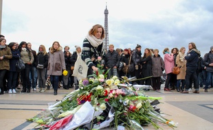 Hommage à Paris pour les victimes du crash de Dropped