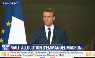Emmanuel Macron face aux soldats au Mali, le 19 mai 2017.