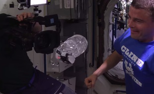 Une GoPro dans une boule d'eau en apesanteur dans l'ISS en 2014.