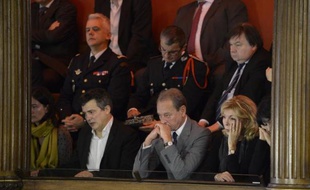 Le médecin et chroniqueur de Charlie Hebdo Patrick Pelloux, l'ancien maire de Paris Bertrand Delanoë, et Marylise Wolinski, veuve du caricaturiste Goerges Wolinski, le 9 janvier 2015 à l'Hôtel de ville de Paris
