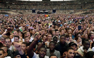 Des spectateurs du show hip-hop et rap «Urban Peace 3», au Stade de France, à Saint-Denis, le 28 septembre 2013.