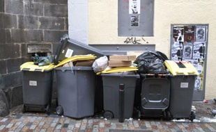 Des poubelles dans une rue.