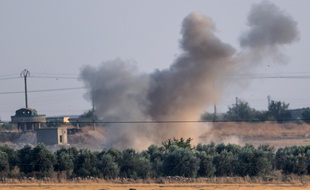 Les forces militaires turques ont bombardé la ville de Tal Abyad, en Syrie, lors de leur offensive contre les Kurdes, le 9 octobre 2019.