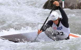 Tony Estanguet peut bel et bien rêver d'un troisième titre olympique en canoë à Londres, après avoir survécu vendredi à Pau à l'écueil des sélections nationales de slalom, contrairement à Fabien Lefèvre et Denis Gargaud, qui ont perdu gros dans leur défi de doubler les catégories