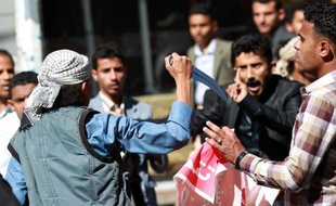 Un milicien chiite menace des manifestants le 24 janvier 2015à Sanaa