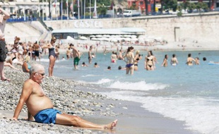 Hier, en pleine semaine, la plage niçoise des Ponchettes avait des airs de mois de juillet.