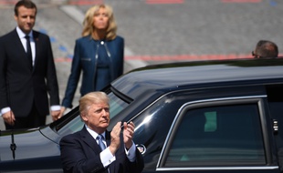 Paris, le 14 juillet 2017. Donald Trump applaudit l'accueil qui lui est réservé sur les Champs-Elysées.