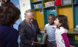 Le gouvernement a choisi lundi de diminuer le plafond du quotient familial, et donc d'augmenter les impôts de 12% des ménages avec enfants malgré sa promesse de stabilité fiscale, plutôt que de réduire les allocations familiales, une mesure de "justice" pour la majorité, "scandaleuse" pour la droite.