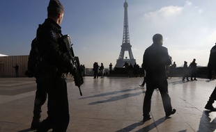 Un policier patrouille au Trocadéro, en face de la tour Eiffel.