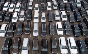 Illustration: Des véhicules neufs sur un parking d'usine automobile, dans la région de Kaluga, en Russie, le 24 septembre 2019.