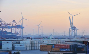 Les éoliennes gagnent du terrain sur les docks de l'immense de port de Hambourg, en Allemagne.