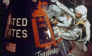 Johnn Glenn embarque dans la capsule «Friendship 7» qui l'emportera vers l'espace, le 20 février 1962.