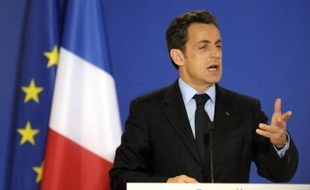 Une lettre de menaces de mort, accompagnée d'une balle de 9 mm, a été envoyée en fin de semaine dernière par un ou des inconnus au président de la République Nicolas Sarkozy, a annoncé mardi le parquet de Paris.