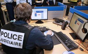 Un policier travaillant pour le site Pharos à Nanterre le 19 janvier 2015.