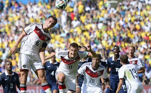 Philipp Lahm prend un ballon de la tête face à la France, le 4 juin 2014