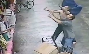 Le déluge qui s'abattait à ce moment-là a rendu la manœuvre encore plus périlleuse.