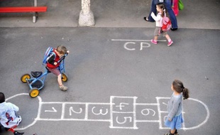 La FCPE, principale fédération de parents d'élèves, dénonce les suppressions de postes dans l'Education nationale à la rentrée 2012, évoquant une "curée" et un "acharnement systématique" contre "l'école et les élèves", dans un communiqué publié mardi.