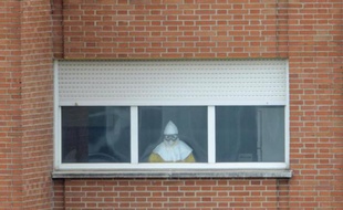 Un membre du personnel médical de l'hôpital Carlos III de Madrid, où sont hospitalisés des cas suspects d'Ebola, portant une tenue de protection le 12 octobre 2014