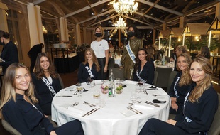 Clemence Botino, MIss France 2020, et Sylvie Tellier, directrice de la société Miss France, dans la cantine avec les candidates à l'élection 2021