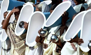 Des femmes indiennes brandissent des cuvettes lors d'un rassemblement à New-Delhi, le 18 novembre 2014, à la veille de la Journée mondiale des toilettes