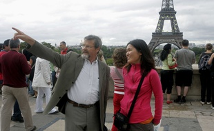 Un greeter parisien en pleine visite en août 2008.
