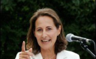 Ségolène Royal s'est posée dimanche en présidentiable, devant plusieurs milliers de sympathisants réunis en Bourgogne: abordant tous les sujets, nationaux ou internationaux, elle s'est voulue l'héritière de François Mitterrand et a appelé au rassemblement.