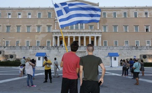 Le drapeau grec devant le parlement à Athènes.