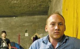 Aramis Costel, un Rom de 24 ans, a obtenu des papiers pour pouvoir travailler.