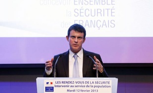 "Consterné", le ministre de l'Intérieur a condamné mardi la provocation mise en scène par plusieurs féministes du mouvement Femen, qui se sont exhibées seins nus dans la matinée dans la nef de la cathédrale Notre-Dame de Paris pour "fêter le départ du pape" Benoît XVI.