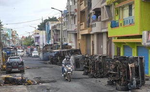 Plusieurs véhicules de police ont été incendiés pendant les émeutes survenues à Bangalore.