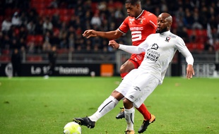 Ludovic Baal au duel avec le Caennais Baïssama Sankoh, le 30 septembre 2017 au Roazhon Park.