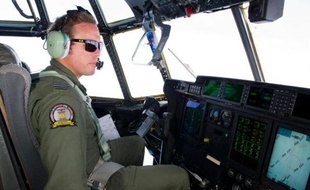 Un pilote de l'aviation australienne à la recherche d'éventuels débris du Boeing disparu, le 20 mars 2014 dans le sud de l'Océan Indient