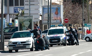 Des policiers lors de la prise d'otages d'un cabinet dentaire, dans le 6e arrondissement de Marseille, le 19 mars 2013