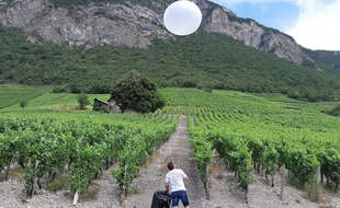 Illustration du dispositif de la société Selerys qui permet d'éviter la formation de grêlons par l'envoi de ballons d'hélium chargés de substance active dans une cellule orageuse.
