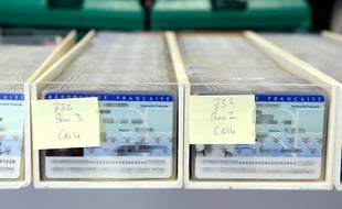 Le 25 février 2010 à Limoges de cartes d'identité nationales en attente de vérification afin de déceler d'éventuels défauts au centre d'établissement de la carte d'identité française.