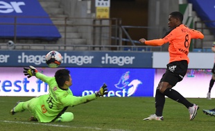 Eiji Kawashima est bien sorti face à Kutesa, touche le ballon mais il va finir dans les filets.