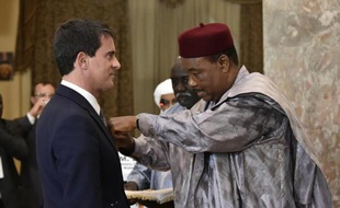 Le président nigérien Mahamadou Issoufou remet l'Ordre National du Niger au Premier ministre français Manuel Valls à Niamey le 23 novembre 2014