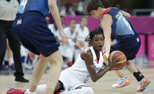 Emilie Gomis avec l'équipe de France contre la Grande-Bretagne lors des Jeux olympiques de Londres, le 3 août 2012.