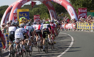 Les coureurs du Tour de France lors de la première étape entre Le Herbiers et le Mont des Alouettes, le 2 juillet 2011.