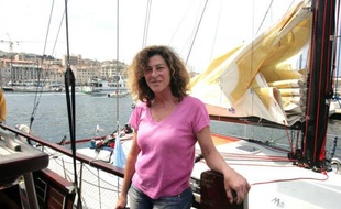 Florence Arthaud, tombée à la mer au large du Cap Corse où elle naviguait seule à bord de son voilier, dans la nuit de samedi à dimanche, a été récupérée par les secours en état d'hypothermie, a-t-on appris auprès de la préfecture maritime de la Méditerranée.
