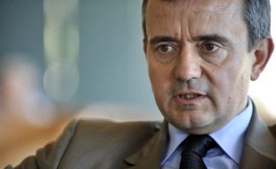 Le secrétaire d'Etat à l'Outre-mer, Yves Jégo, insulté publiquement samedi au festival de Montereau Confluences (Seine-et-Marne) par un rappeur, a précisé lundi qu'il avait déposé plainte uniquement à cause d'une "exhibition sexuelle" du chanteur.