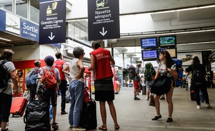 Des voyageurs prenant conseils auprès de l'assistance de la SNCF, en gare Montparnasse, le 30 juillet.