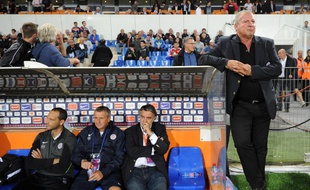 Rolland Courbis acoudé au banc de Montpellier lors de la défaite des Héraultais contre Saint-Etienne (1-2), le 12 septembre 2015.