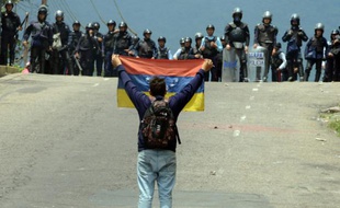 Des opposants face à la police pendant une manifestation à San Cristobal le 11 mai 2016